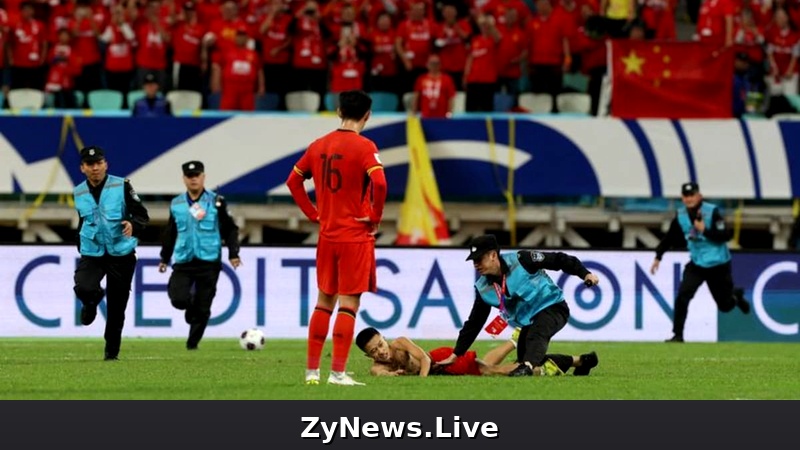 Spectator runs onto field during China-Japan World Cup qualifier